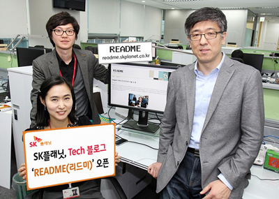 모델이 SK플래닛 TECH 블로그 리드미 오픈이라고 적힌 배너를 들고 있습니다.